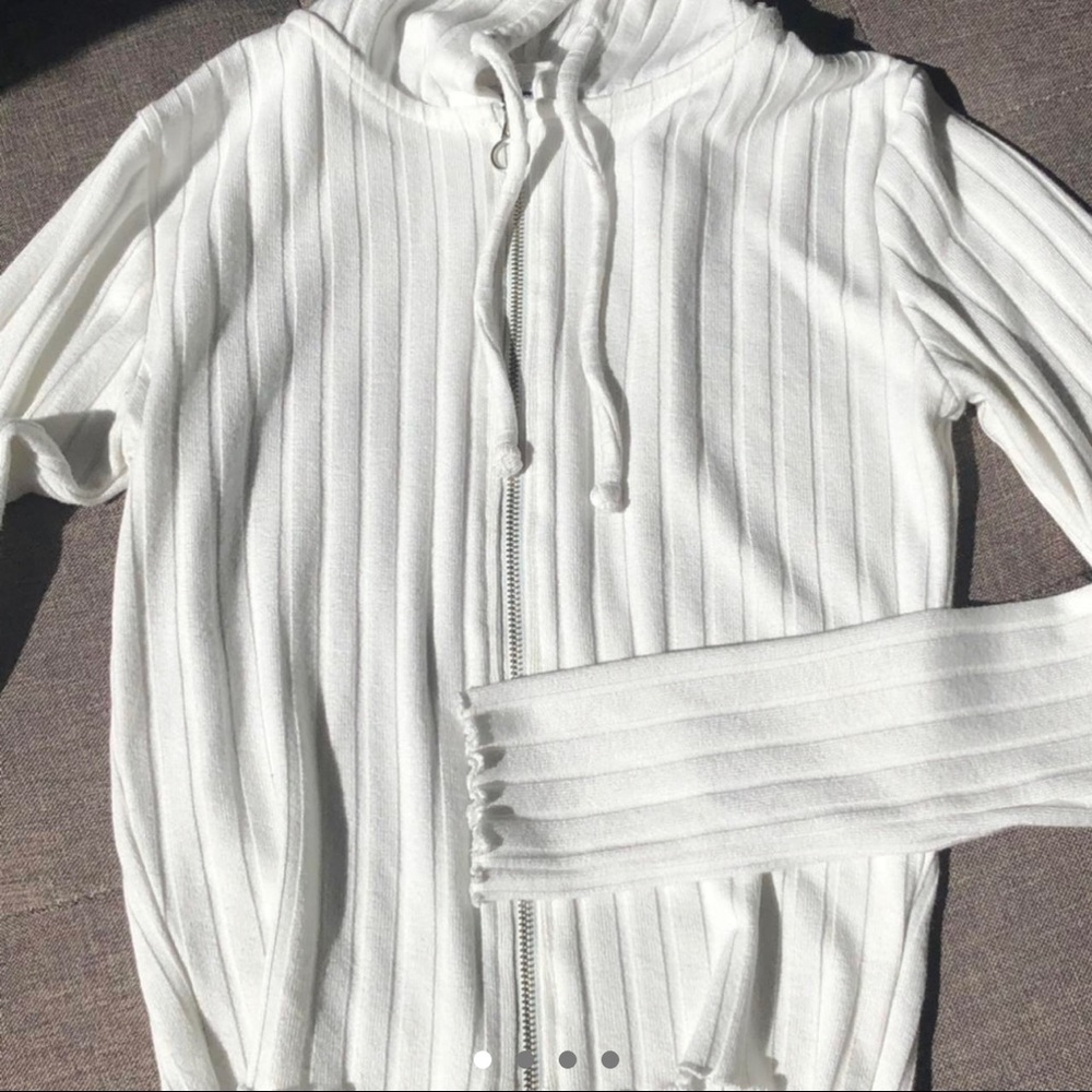 Tight long sleeve White ruffled jacket